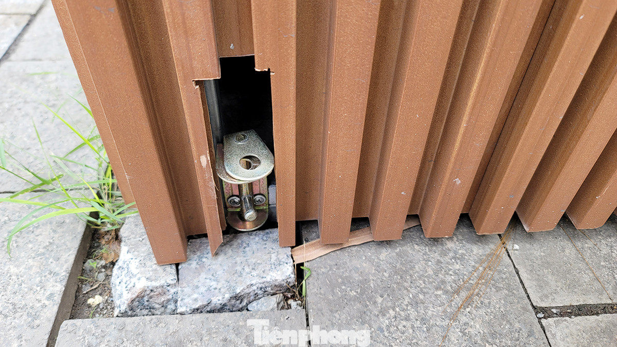 Độ hoàn thiện của dự án cũng chưa được chỉn chu lắm khi được thi công, bắt vít xuống hè phố nhìn tạm bợ.