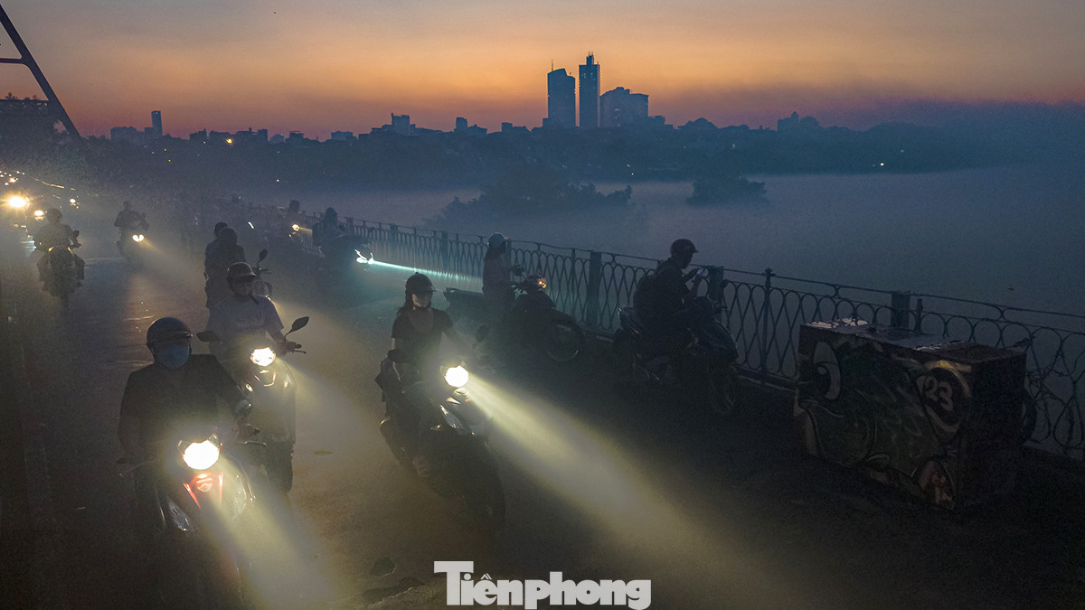 Hình ảnh đẹp lạ kỳ đã thu hút rất nhiều sự quan tâm của những người có lộ trình đi qua cầu Long Biên.