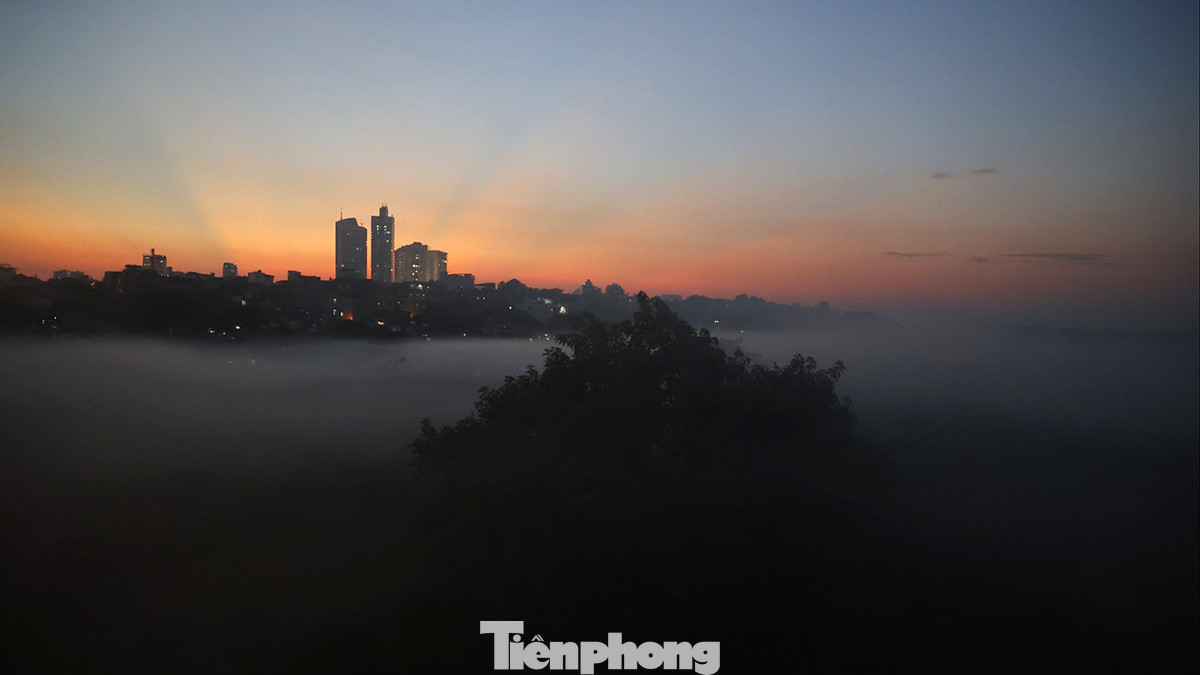 Nhiều người tỏ ra khá bất ngờ trước những hình ảnh mà họ chưa bao giờ được nhìn thấy khi hàng ngày đi qua cây cầu lịch sử này.