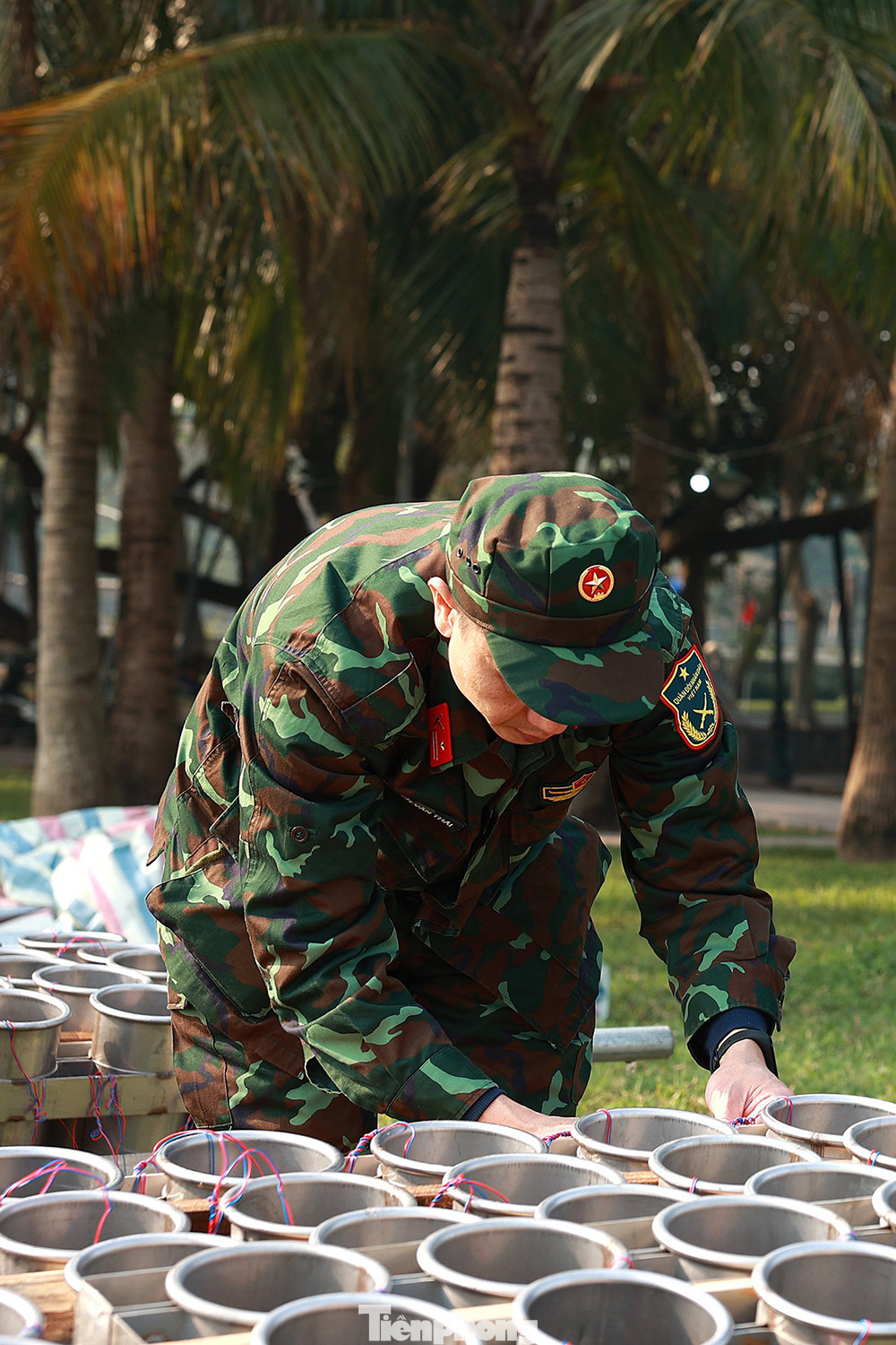 "Việc lắp đặt 600 quả pháo hoa tầm cao, 90 thùng pháo hoa tầm thấp kết hợp với hoả thuật tại đây diễn ra khẩn trương nhưng đảm bảo những quy trình nghiêm ngặt trước giờ khai hoả tối nay". Thượng tá Phạm Hồng Chung, Chỉ huy trưởng Ban chỉ huy Quân sự quận Hai Bà Trưng cho biết.