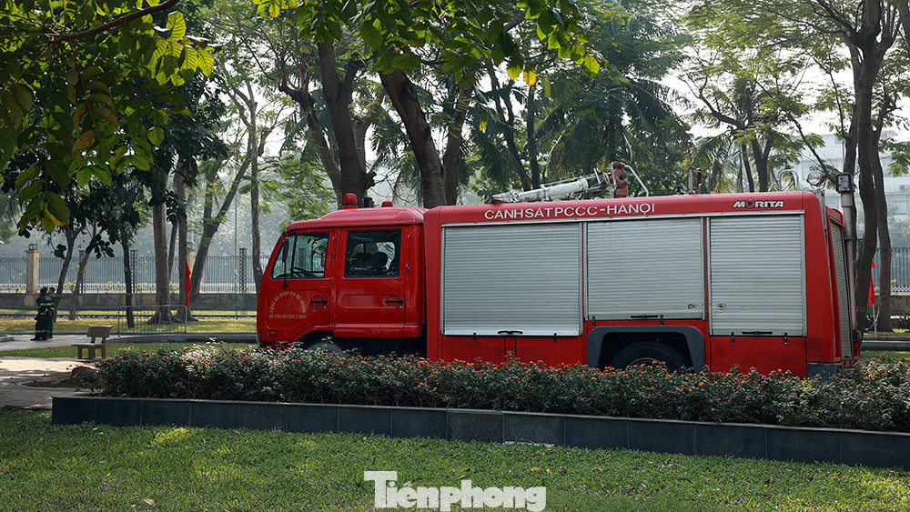 Lực lượng PCCC luôn túc trực tại mỗi trận địa pháo để đảm bảo công tác an ninh cũng như phòng cháy chữa cháy trong đêm giao thừa.