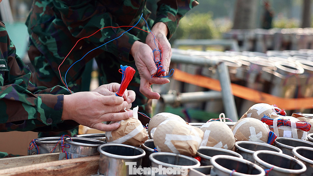 Theo kế hoạch của UBND TP Hà Nội đêm giao thừa thời lượng bắn pháo hoa là 15 phút từ 0h - 0h15. Kinh phí được huy động 100% từ nguồn xã hội hoá.