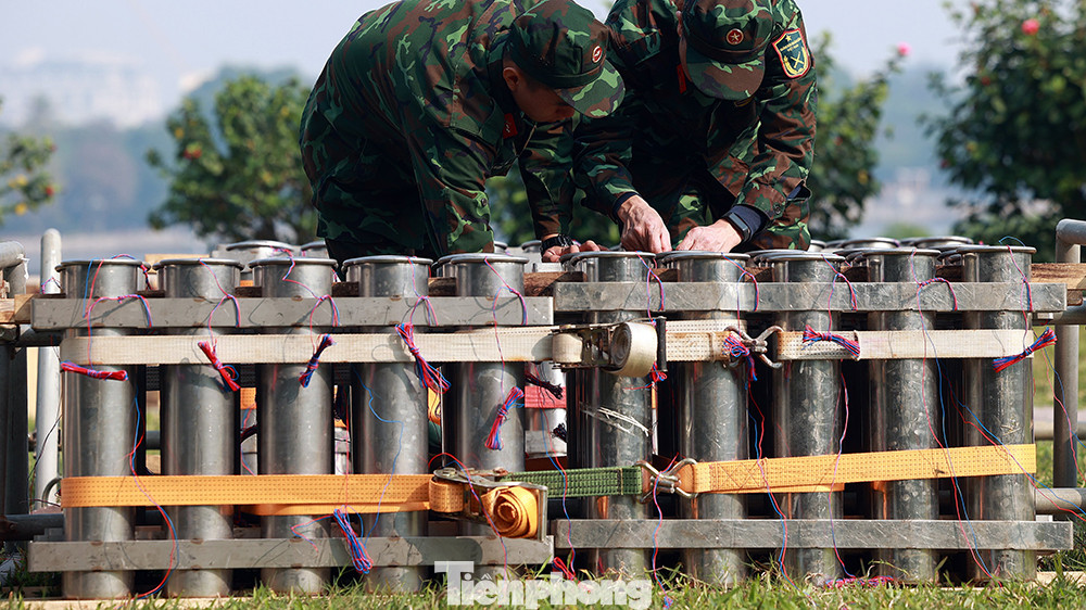 Các chiến sĩ cẩn trọng trong việc đấu nối từng giàn pháo với nhau cũng như với khu vực điều khiển.