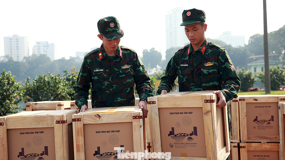 Những chiến sĩ luôn sẵn sàng thực hiện nhiệm vụ cũng như góp phần vào niềm vui chung của người dân vào thời khắc thiêng liêng của phút giây giao thừa.