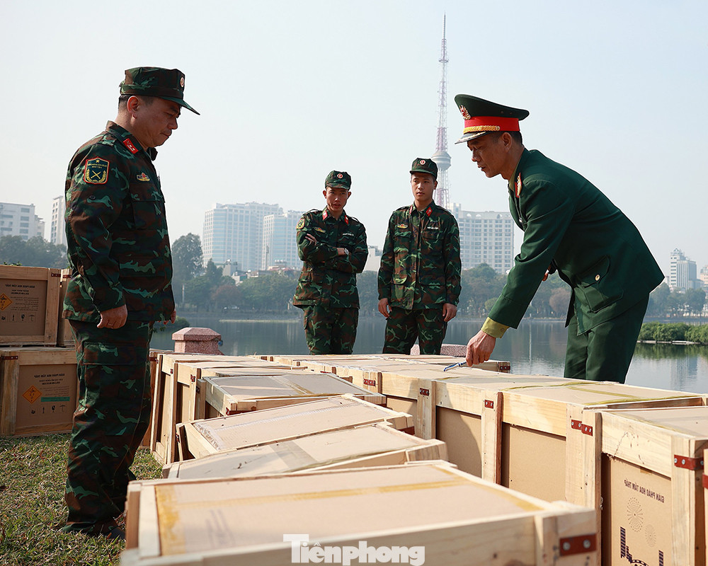 Tại khu vực Đảo Dừa tại công viên Thống Nhất, địa điểm trận địa pháo hoa số 5 tại Thủ đô đã dần hoàn thiện đến những khâu cuối cùng.