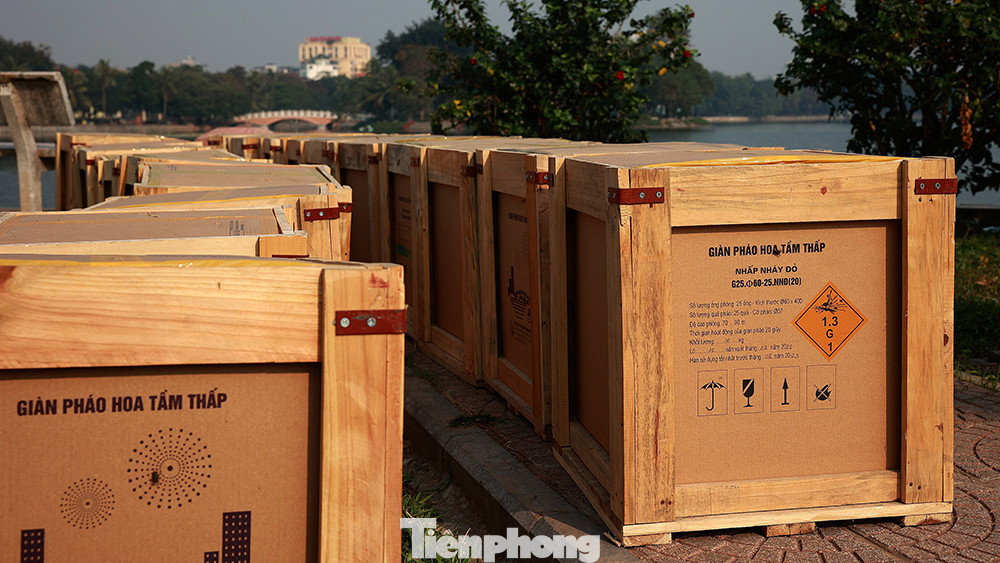 Hàng chục thùng pháo hoa tầm thấp đã sẵn sàng ở vị trí trước giờ "khai hỏa" chào đón năm mới.