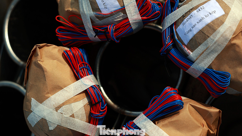 Với hơn 2.000 quả pháo hoa tầm thấp với những cái tên như “cây cọ, tiếng sáo, mưa bạc…” sẽ là những điểm sáng tầm thấp làm nền cho 600 quả pháo hoa tầm cao tạo nên những màn ánh sáng ngoạn mục trên bầu trời Hà Nội đêm nay. Thời khắc giao thừa chào đón năm mới Quý Mão 2023.