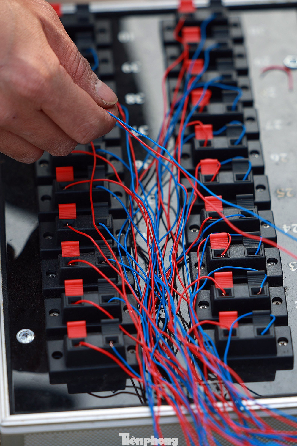 Dây tín hiệu được đấu nối vào khu vực bàn điểu khiển trung tâm. Điểm đặc biệt năm nay mỗi quả pháo hoa có dây dẫn tín hiệu riêng, so với năm ngoái là 5 quả đi chung một dây.