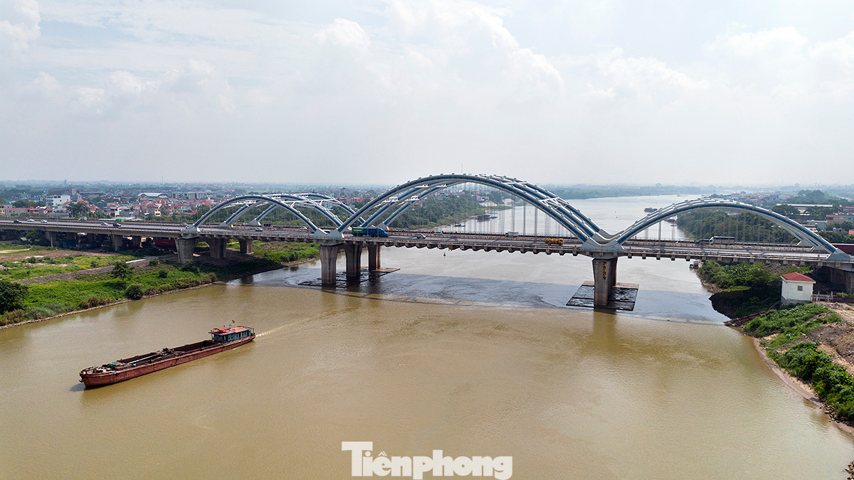 Phần trên của cầu gồm 3.000 tấn vòm thép, 94 dầm ngang, 176 dầm dọc, 2.324 phiến dầm bản và 2.400 khối bê tông nhồi trong vòm thép… Để lắp đặt những vòm thép này, đơn vị thi công phải sử dụng hệ thống kích nâng đa hành trình, để nâng vòm tới độ cao 42 m.