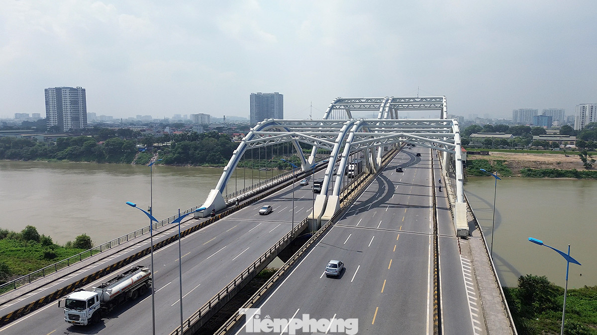 Cầu Đông Trù là hình ảnh hiện đại, kết nối với tuyến đường 5 kéo dài được xây dựng khang trang, góp phần hoàn thiện hệ thống giao thông phía bắc sông Hồng.