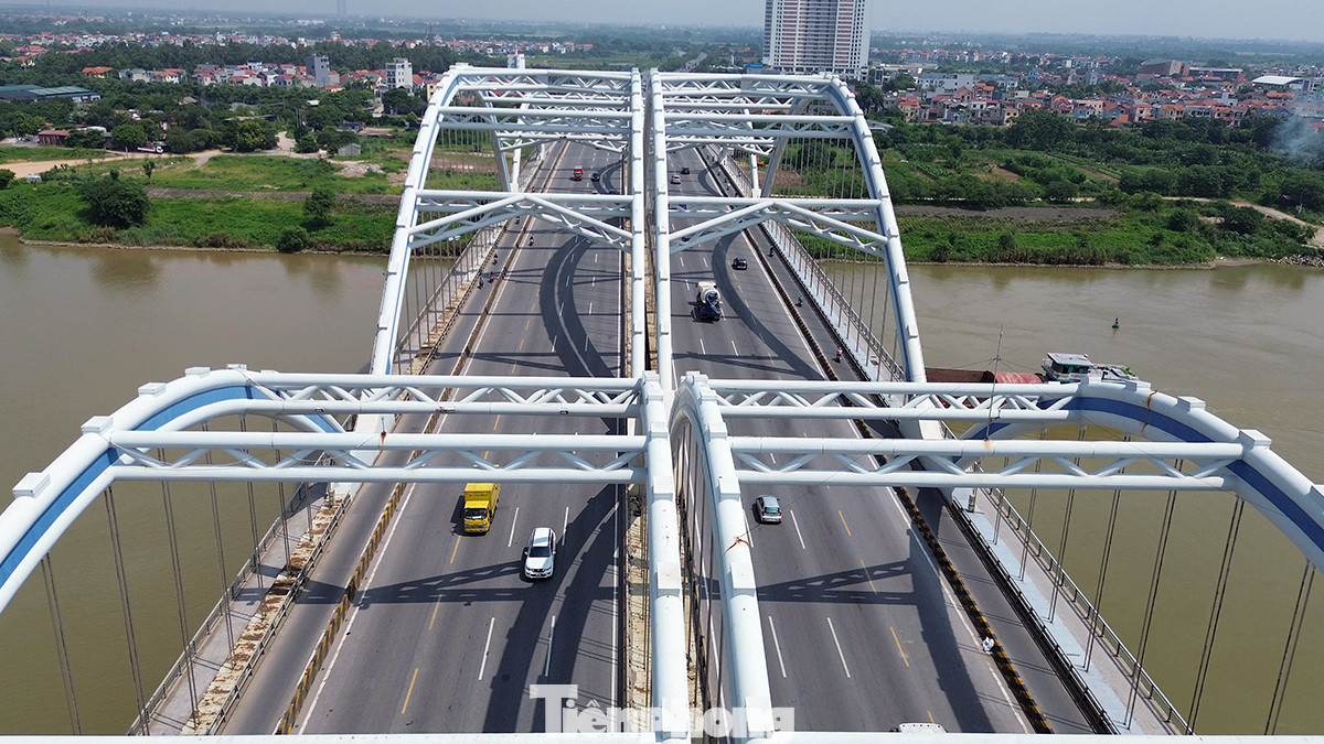 Vòm cầu uốn lượn rất vững chãi và đẹp mắt.