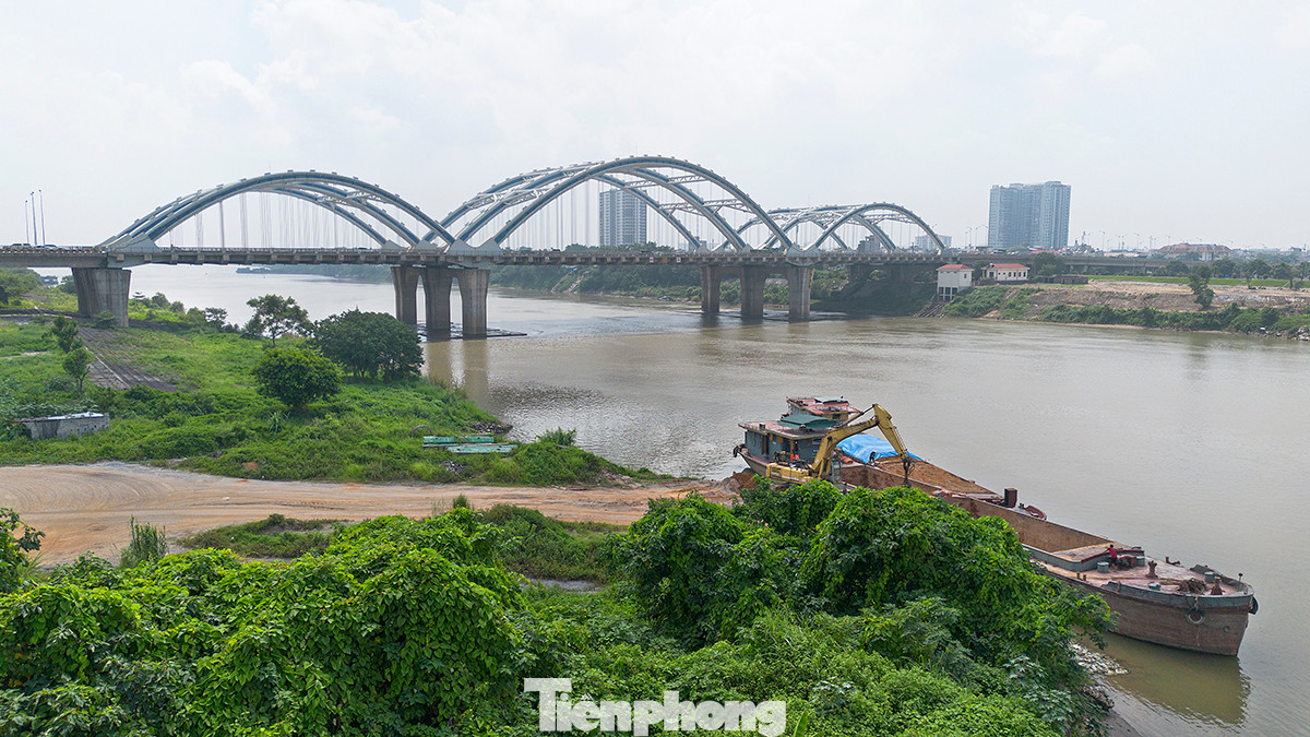 Cầu bắc qua sông Đuống, nối liền quận Long Biên và huyện Đông Anh, giúp giải tỏa ùn ứ giao thông liên tỉnh từ hướng Hải Phòng, Quảng Ninh đi các tỉnh Tây và Tây Bắc Hà Nội.