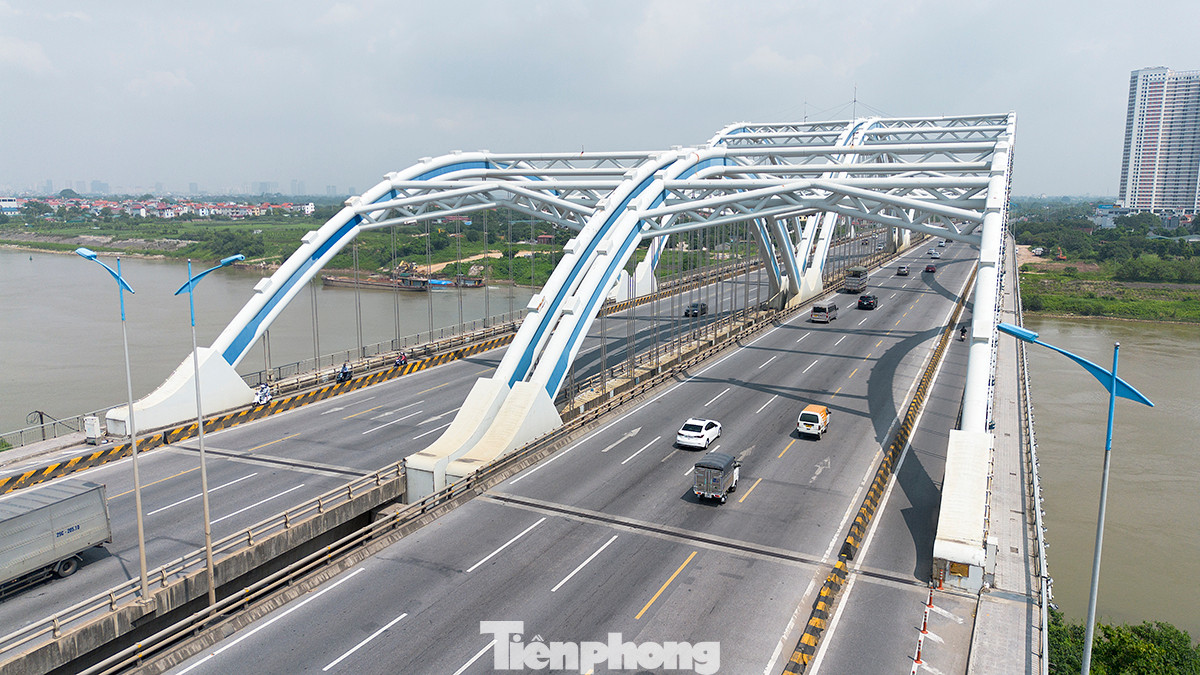 Điều đặc biệt so với những cây cầu còn lại ở Hà Nội là công trình này có nhiều làn đường. Ngoài cùng 2 bên là đường cho người đi bộ, tiếp đó là làn đường dành cho xe máy và trong cùng là những làn cho xe ô tô.