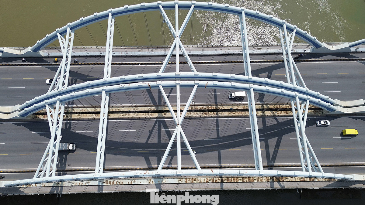 Cầu Đông Trù gồm 3 nhịp cầu đôi, bề rộng mặt cầu 54,5 m, có kết cấu nhịp liên tục, ứng dụng công nghệ vòm ống thép nhồi bê tông, lần đầu tiên được áp dụng tại Việt Nam. Công trình có khả năng chịu được động đất cấp 8.