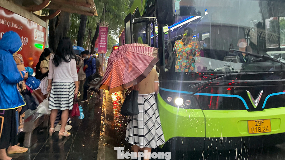 Phần lớn người đi xe buýt vào thời điểm đầu giờ sáng đều không đón được tuyến xe mình mong muốn vào đúng khung giờ quy định.