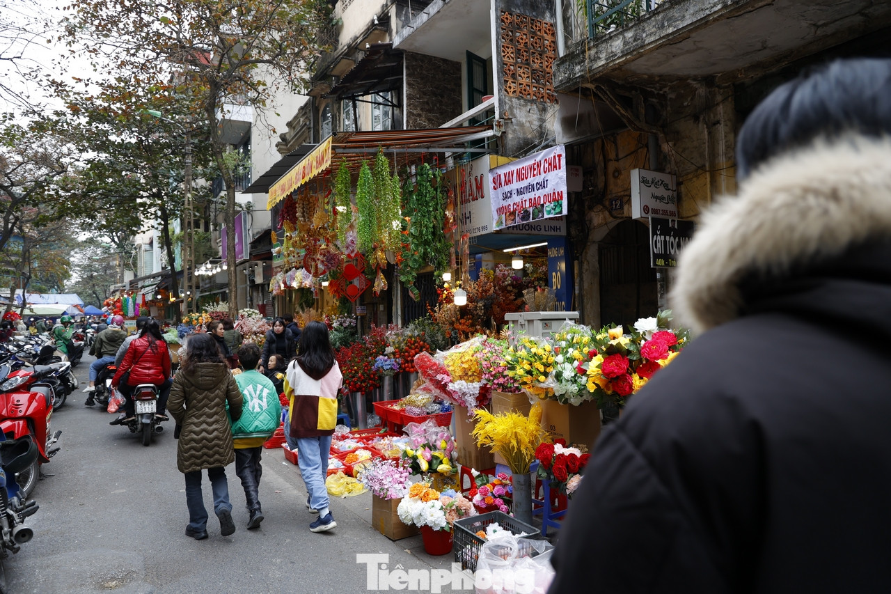 Khu vực phố Hàng Mã vẫn là nơi đông vui hơn cả. Hàng hóa vẫn được bày bán với đủ chủng loại, màu sắc bắt mắt.