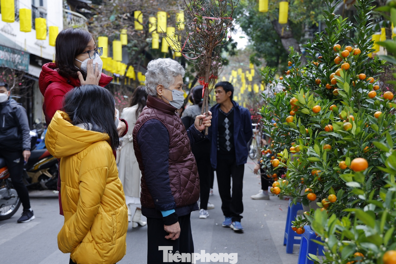 Chợ hoa truyền thống Hàng Lược vắng vẻ hơn mấy ngày qua. Các hộ dân, cửa hàng ở đây đều đã thu dọn bớt hàng hóa để chuẩn bị lo Tết cho gia đình.