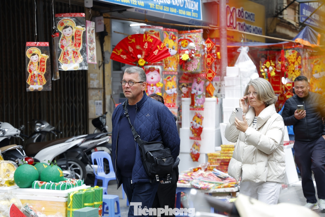Du khách nước ngoài thích thú hoà mình vào không khí Tết của Hà Nội.