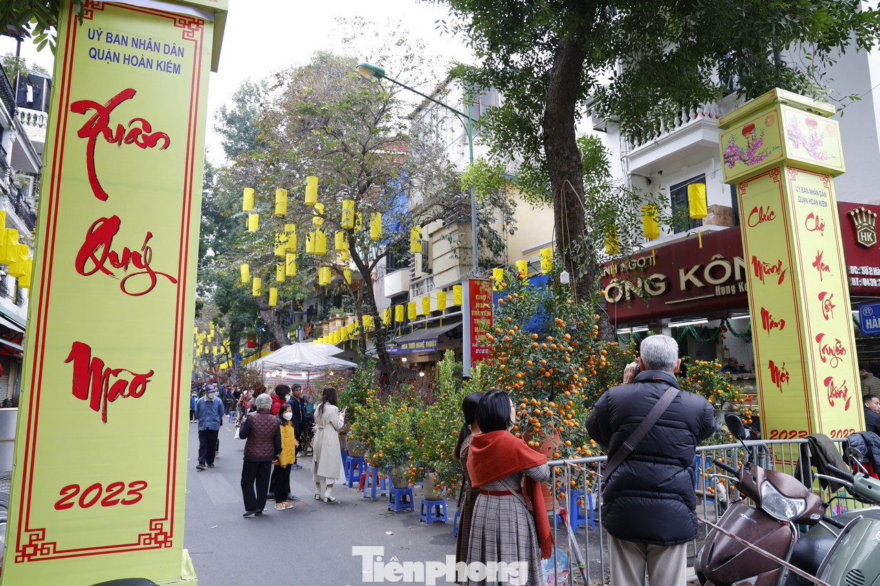 Chiều cuối năm (ngày 30 Tết), không gian Hà Nội như trầm xuống bởi sự vắng lặng, cái ồn ào của ngày thường như biến đâu mất, thay vào đó là những khoảnh khắc thảnh thơi của lác đác khách du lịch người nước ngoài hay những người dân Hà Nội đi bát phố