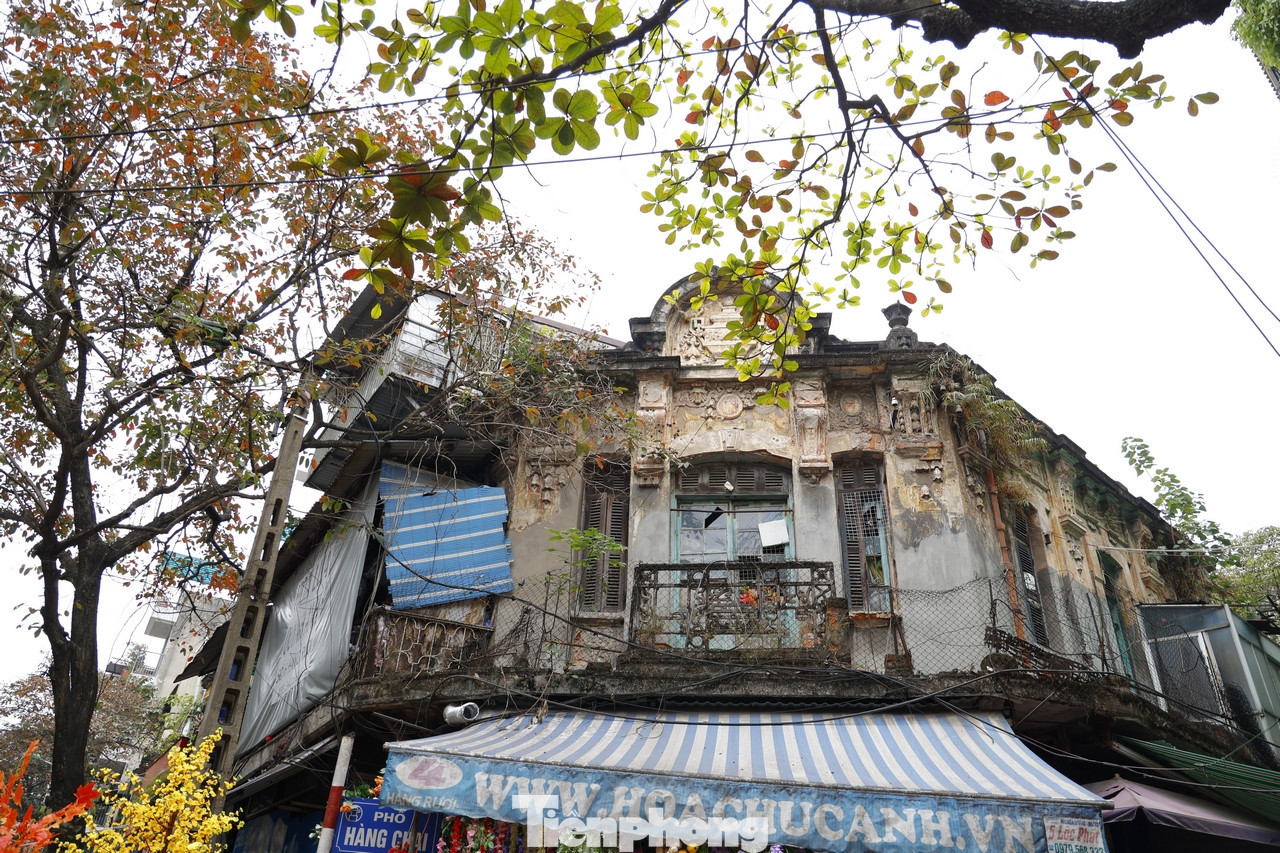 Thời tiết Hà Nội hôm nay bớt lạnh hơn và có nắng vàng, rất phù hợp cho mọi người đi dạo phố và chụp ảnh.