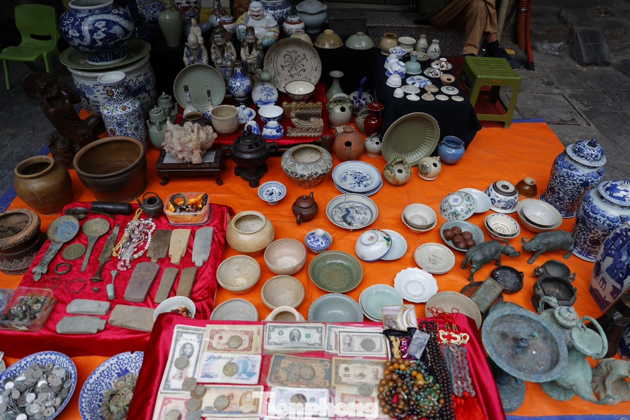 Một gian hàng đồ giả cổ trên phố Hàng Lược.