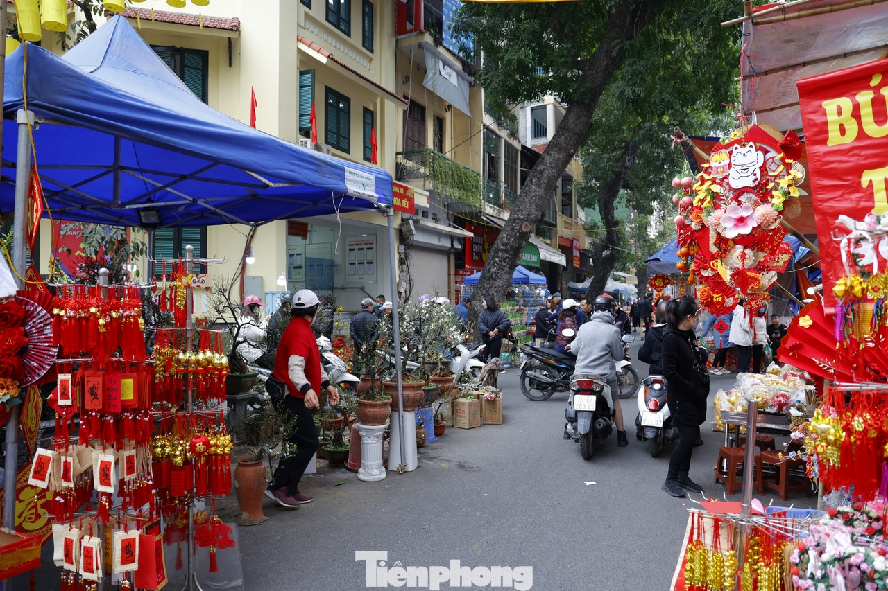 Một số chủ cửa hàng tại phố cổ Hà Nội cho biết, sẽ bán hàng xuyên đêm giao thừa.