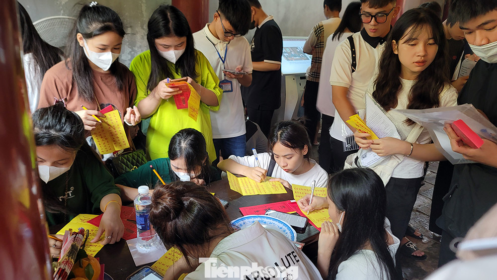 Viết những điều ước may mắn, đỗ đạt lên lá sớ để dâng lễ.