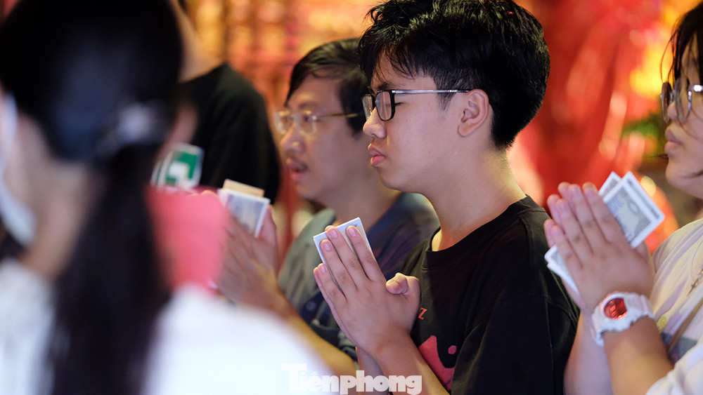 Nhiều phụ huynh đưa các con đến Văn Miếu để cầu may mắn.