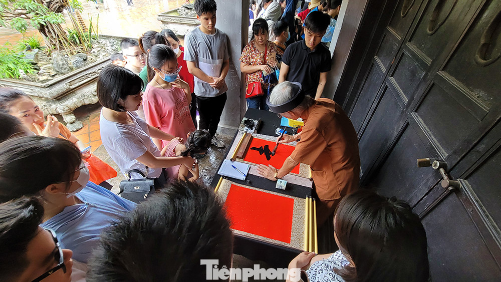 Nhiều bạn trẻ tranh thủ xin chữ mong được đỗ đạt.