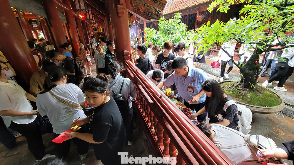 Kỳ thi tốt nghiệp THPT năm nay diễn ra từ ngày 27 đến ngày 29/6. Hôm nay (25/6), tại Văn Miếu - Quốc Tử Giám (Hà Nội) rất đông sĩ tử đã đến dâng lễ, thắp hương, cầu may mắn trước kỳ thi.