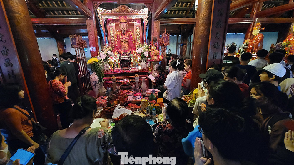 Bên trong điện chính, phụ huynh và sĩ tử thành kính dâng lễ.