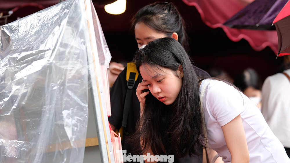 Một số bạn trẻ chọn cho mình và bạn bè một món quà lưu niệm tại Văn Miếu - Quốc Tử Giám.