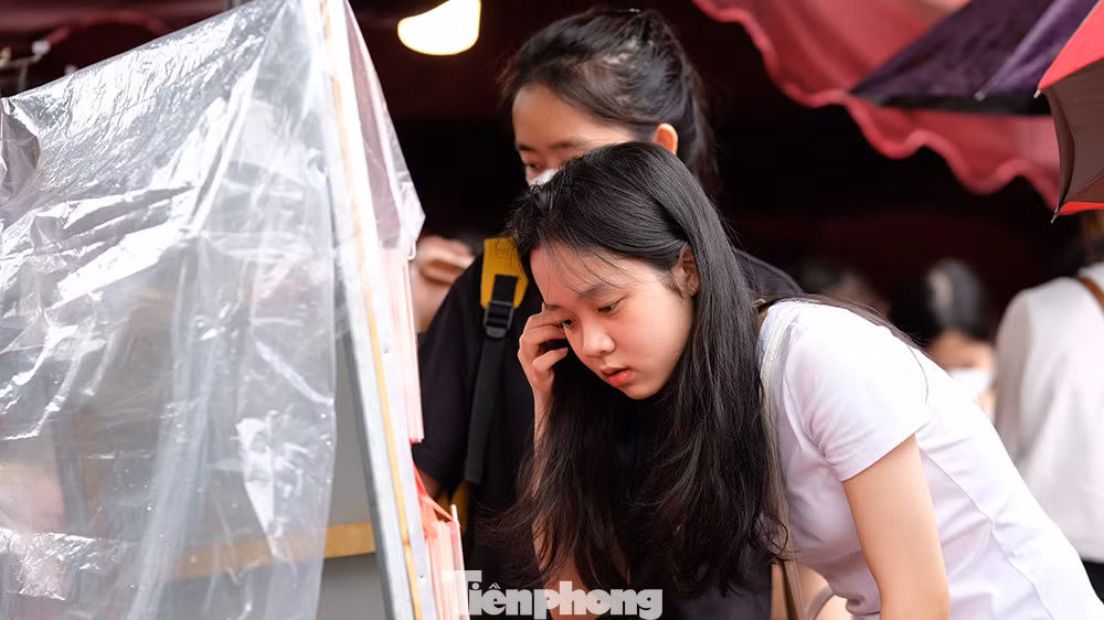 Một số bạn trẻ chọn cho mình và bạn bè một món quà lưu niệm tại Văn Miếu - Quốc Tử Giám.