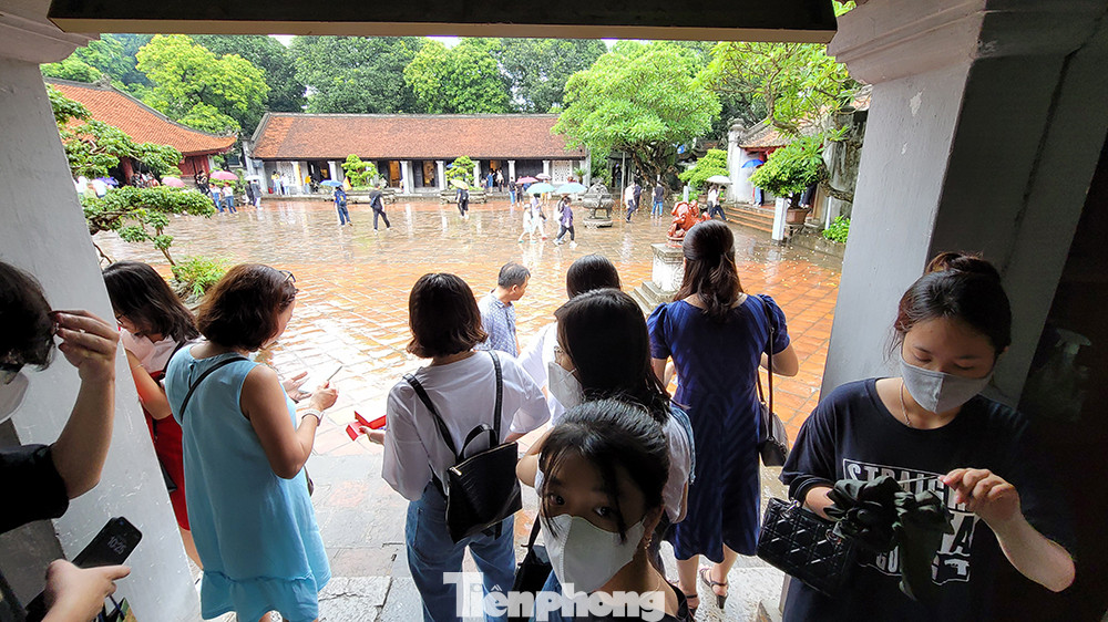 Tuy trời đổ mưa tầm tã nhưng rất đông phụ huynh và sĩ tử đã đến Văn Miếu - Quốc Tử Giám.