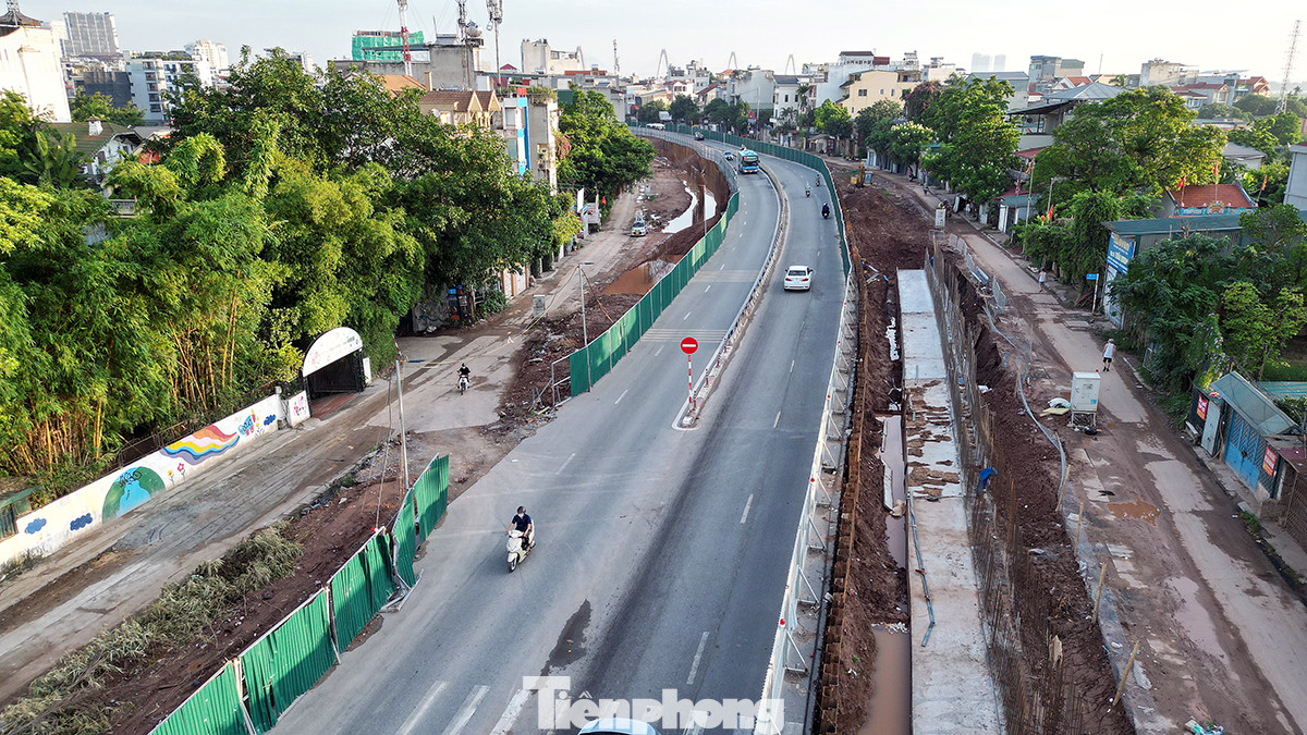 Đê Hữu Hồng có nhiệm vụ chống lũ, bảo vệ trực tiếp hàng triệu người dân, cơ sở hạ tầng trọng yếu của T.Ư và Hà Nội. Đê Hữu Hồng có nhiệm vụ chống lũ, bảo vệ trực tiếp hàng triệu người dân, cơ sở hạ tầng trọng yếu của T.Ư và Hà Nội.