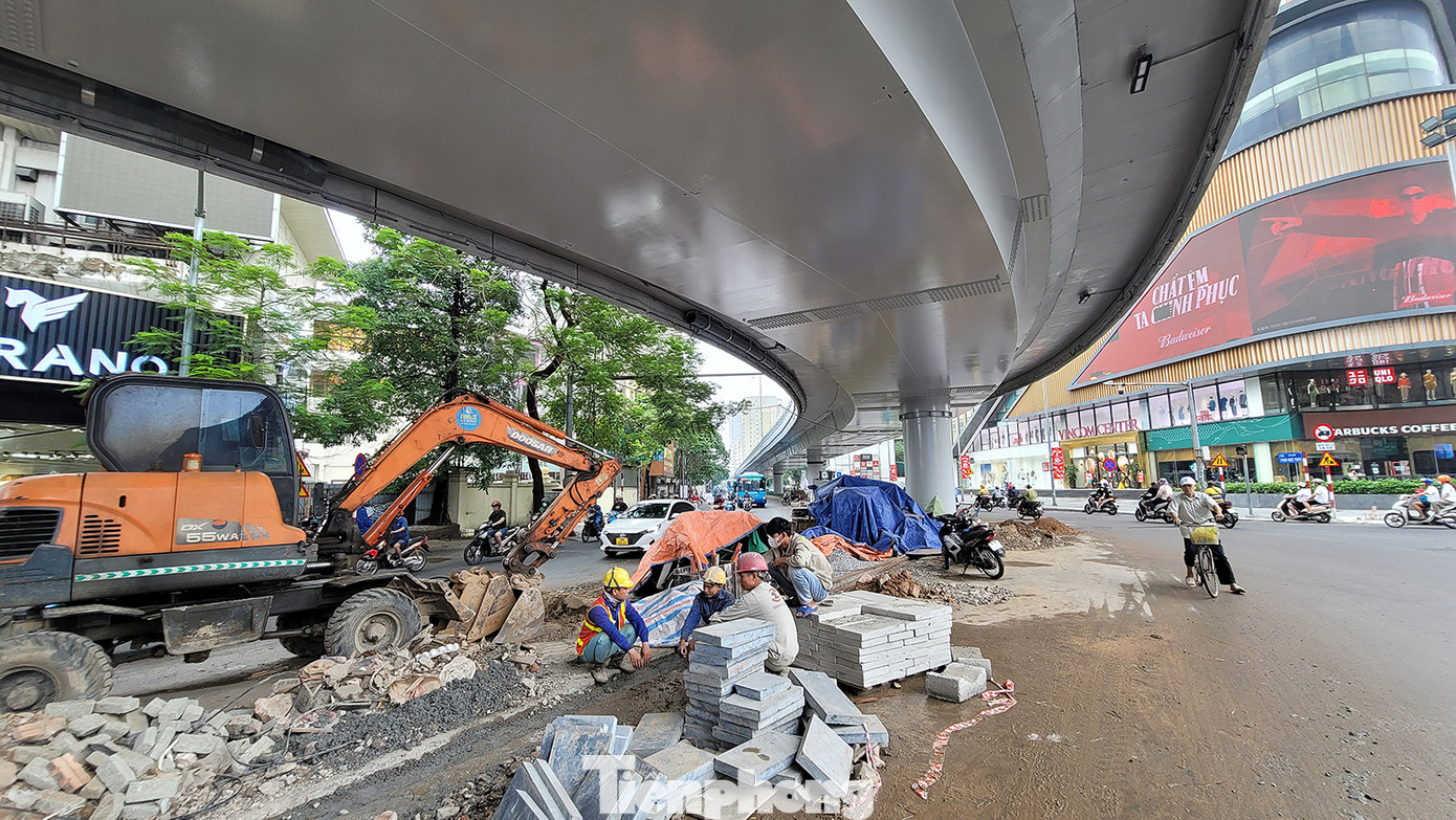 Công nhân đang khẩn trương thi công những hạng mục cuối cùng của công trình.