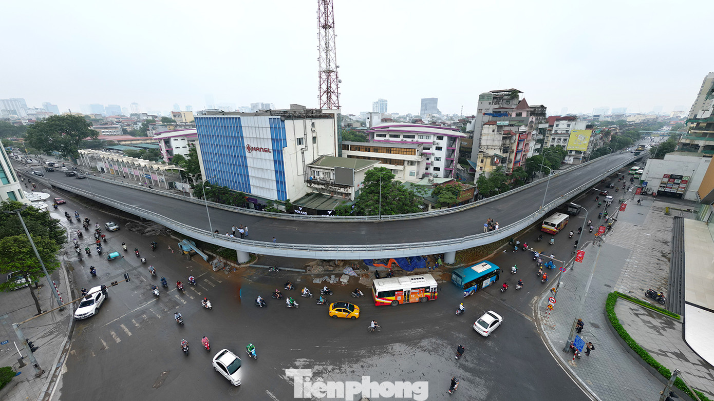 Hình ảnh khang trang và đẹp mắt của cầu vượt Phạm Ngọc Thạch - Chùa Bộc mà mọi người hay gọi là cầu vượt chữ C. Cầu vượt chữ C có chiều dài hơn 320m, được khởi công từ tháng 10/2021, tổng vốn đầu tư 150 tỷ đồng.