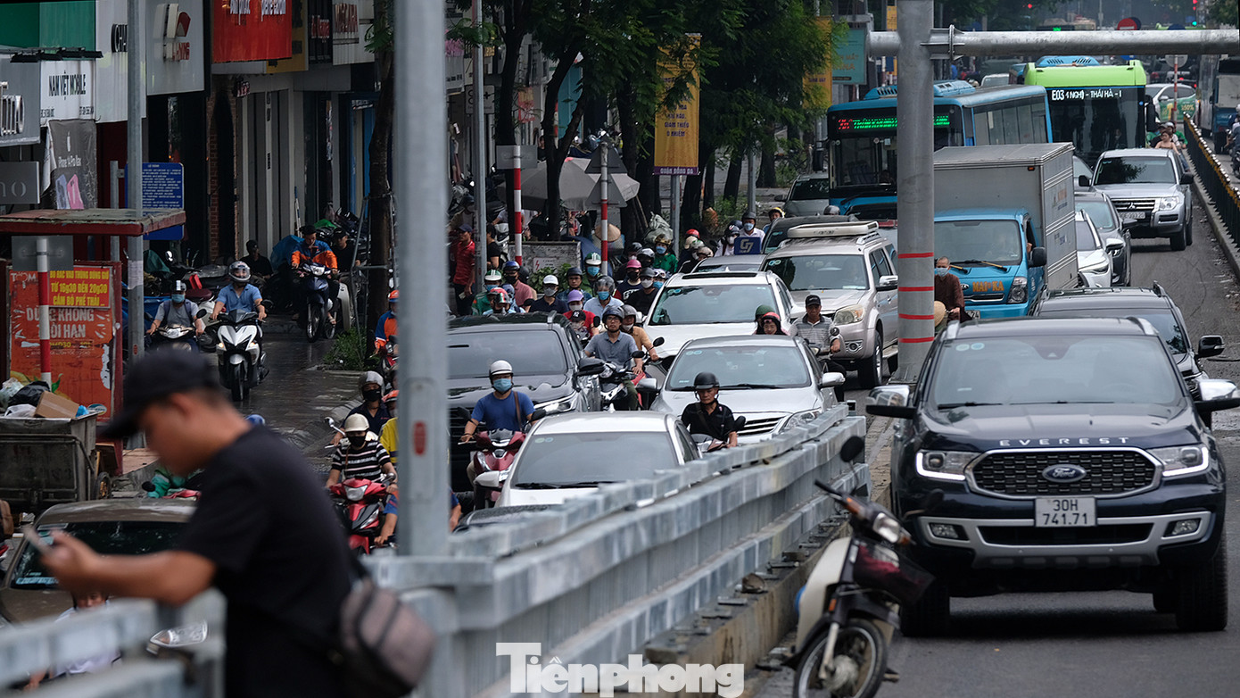 Trước tình trạng ùn tắc kéo dài trên đường Chùa Bộc - Phạm Ngọc Thạch, người tham gia giao thông có lộ trình qua đây đang mong cầu vượt hoàn thành từng ngày.