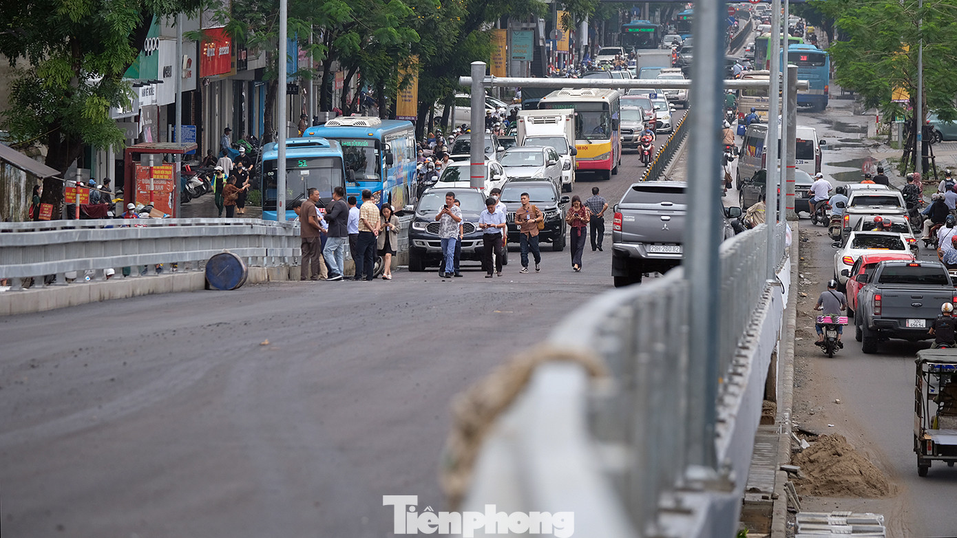Sau ít nhất hai lần phải lùi tiến độ, đến nay dự án cầu vượt chữ C đã sẵn sàng đưa vào khai thác sử dụng. Đây là dự án giao thông được người dân Thủ đô mòn mỏi chờ đợi để giảm áp lực giao thông trên tuyến đường thường xuyên xảy ra ùn tắc.