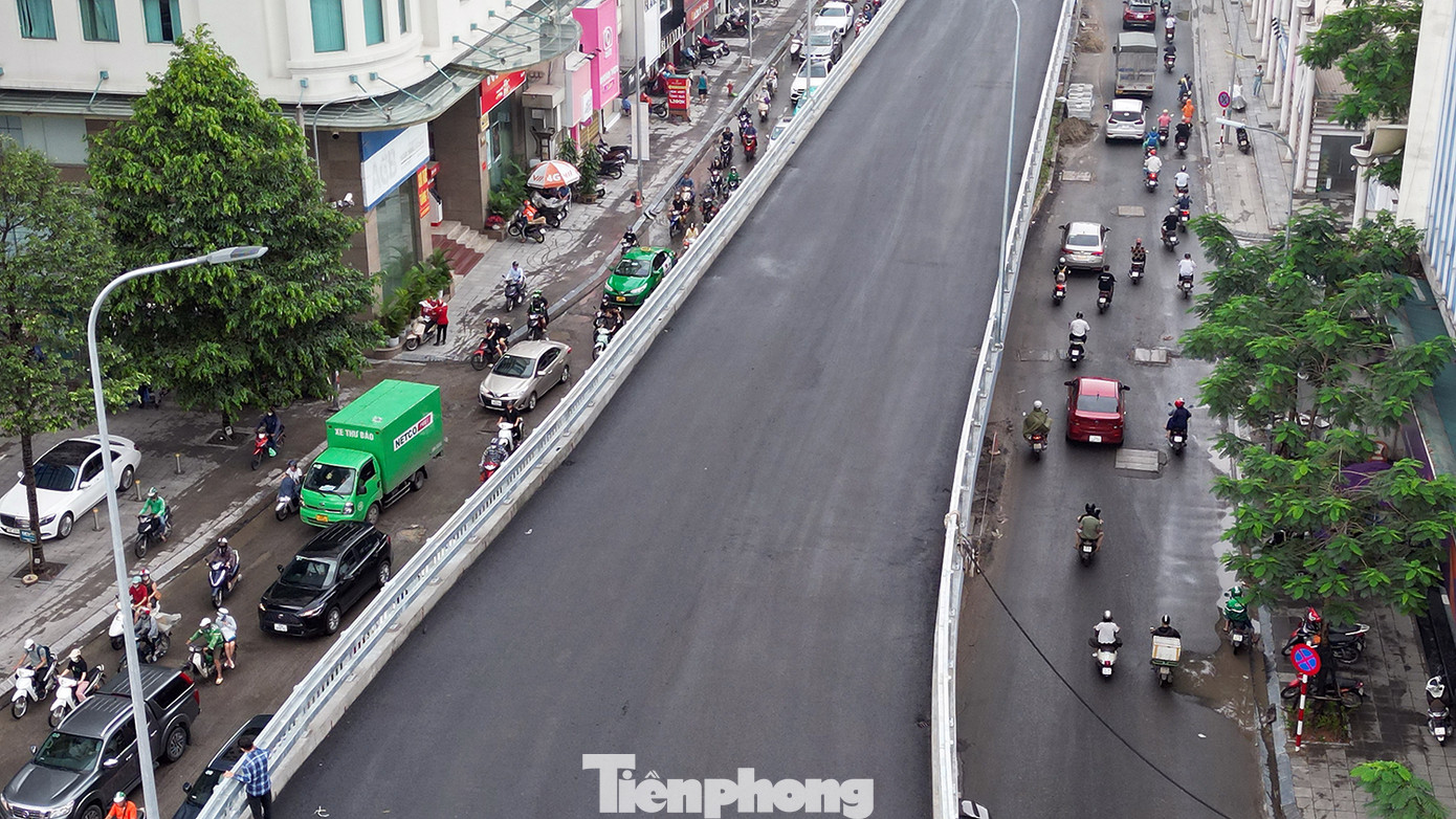 Mặt cầu về cơ bản đã xong, chỉ còn phần kẻ vạch sơn phân làn.