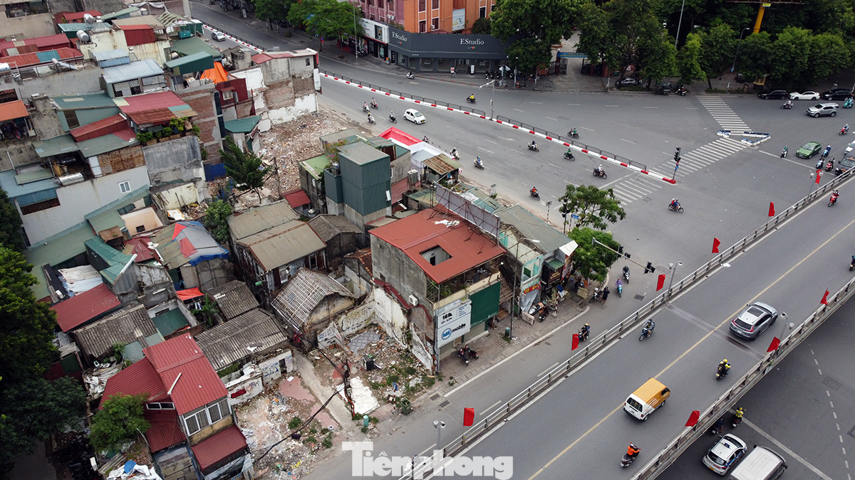 Góc phố Chùa Bộc tiếp giáp với cầu vượt Thái Hà là nơi có nhiều hộ dân phải di dời nhất của dự án mở rộng phố Chùa Bộc.
