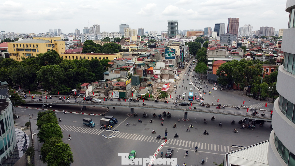 Để phục vụ dự án nút giao thông Chùa Bộc - Thái Hà, Ban quản lý dự án đầu tư xây dựng công trình giao thông thành phố Hà Nội đã tiến hành phá dỡ những căn nhà trong phạm vi quy hoạch.