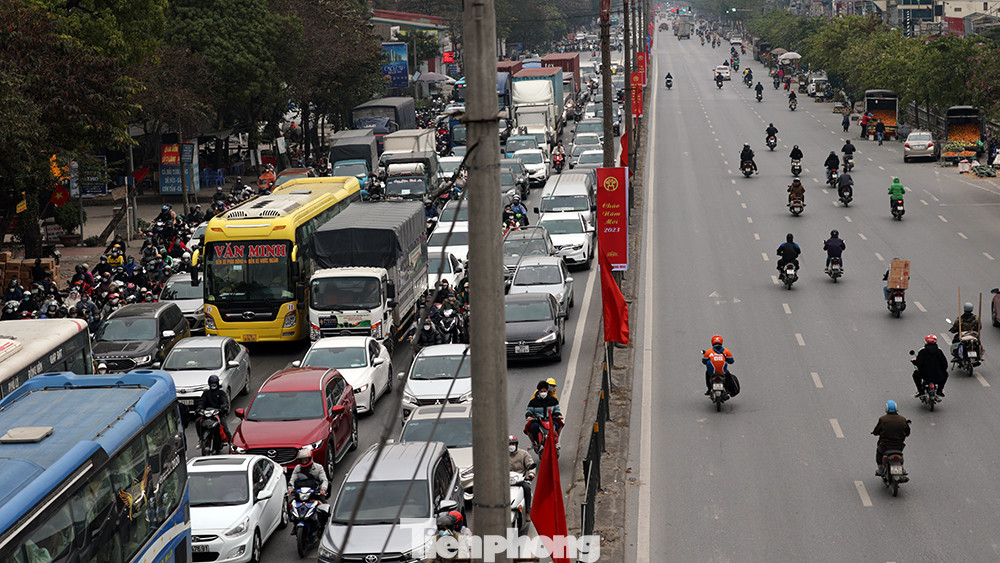 Hình ảnh trái ngược của hai làn đường ở Thủ đô những thời gian cao điểm.