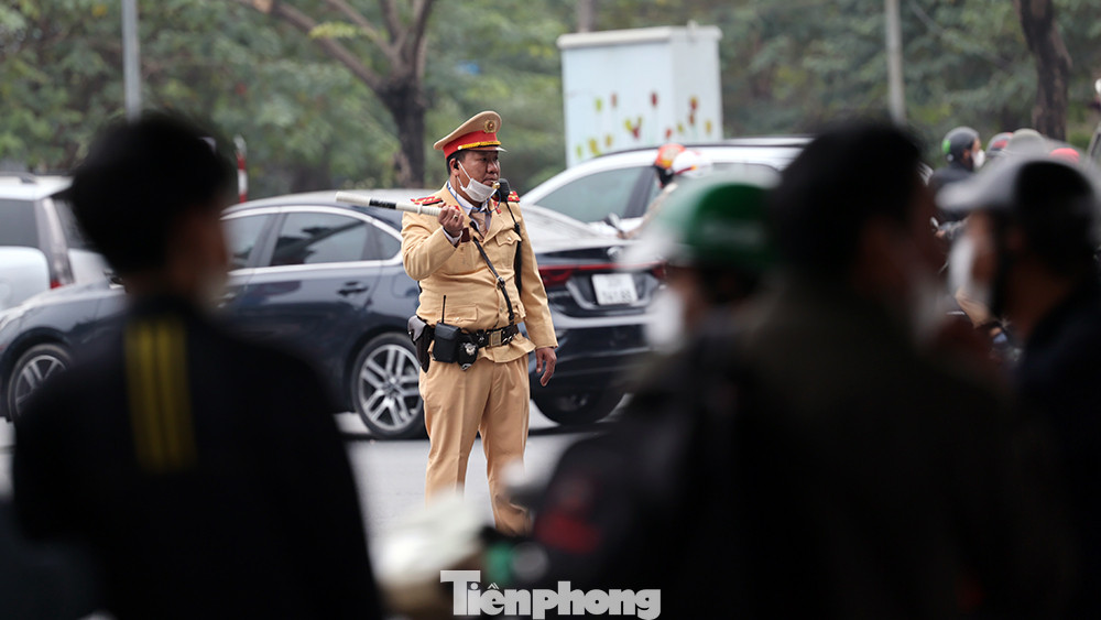 Lực lượng cảnh sát giao thông hoạt động vất vả ngày đầu tiên đi làm của năm mới 2023.