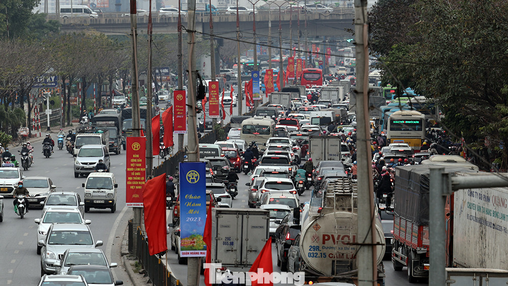 Đường Ngọc Hồi hướng về phía trung tâm Hà Nội luôn xuất hiện cảnh tượng ô tô xếp hàng 4, hàng 5.