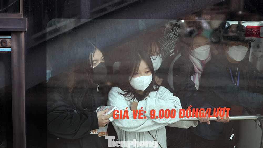 Sinh viên đi xe buýt ngán ngẩm nhìn dòng phương tiện tắc cứng trên đường.