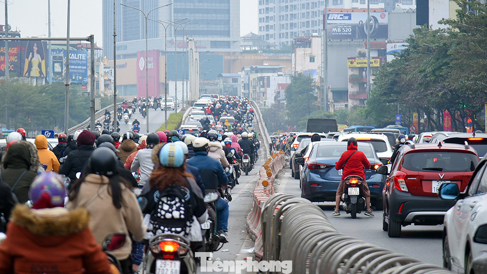 Ngay từ đầu giờ sáng nay (3/1) - ngày đầu tiên đi làm trở lại sau ngày nghỉ Tết dương lịch. Nhiều tuyến phố của Hà Nội lại xuất hiện cảnh phương tiện nối hàng dài trên đường.