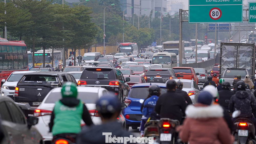 Đường Nguyễn Trãi, Nguyễn Xiển, Khuất Duy Tiến... cả rừng phương tiện chen chúc nhau di chuyển trên đường.