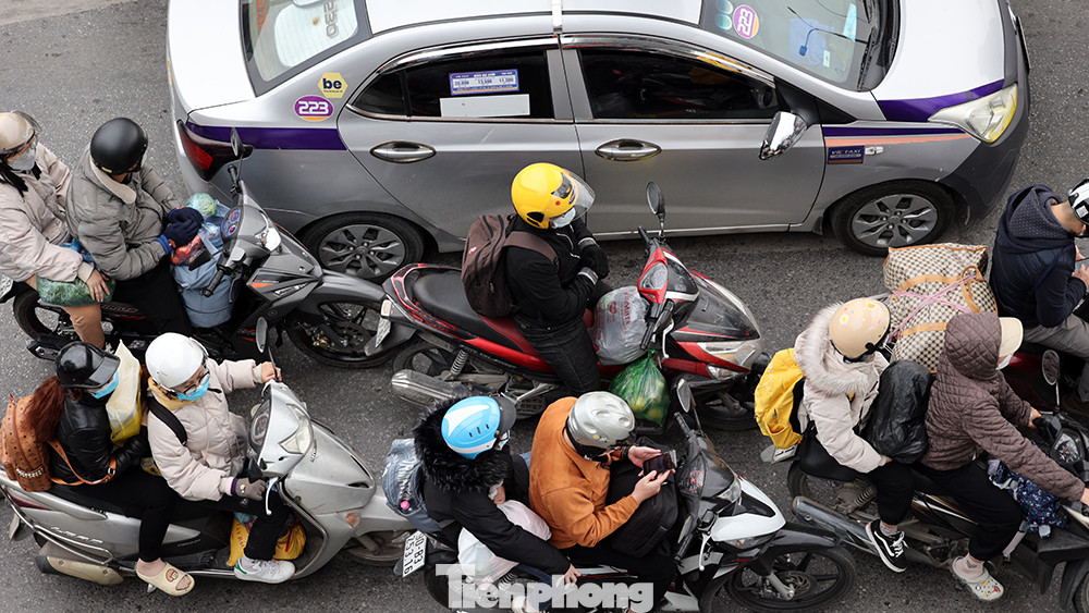 Xe ô tô và xe máy cứ như "điền vào chỗ trống" trên mặt đường.