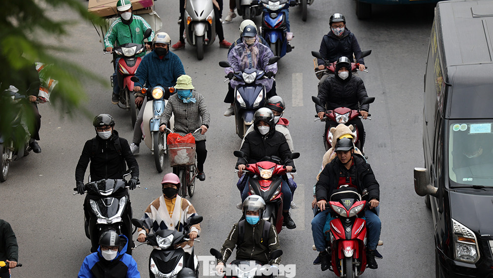 Người tham gia giao thông chật vật nhích từng mét để tới cơ quan, công sở... ngày làm việc đầu tiên của năm mới.